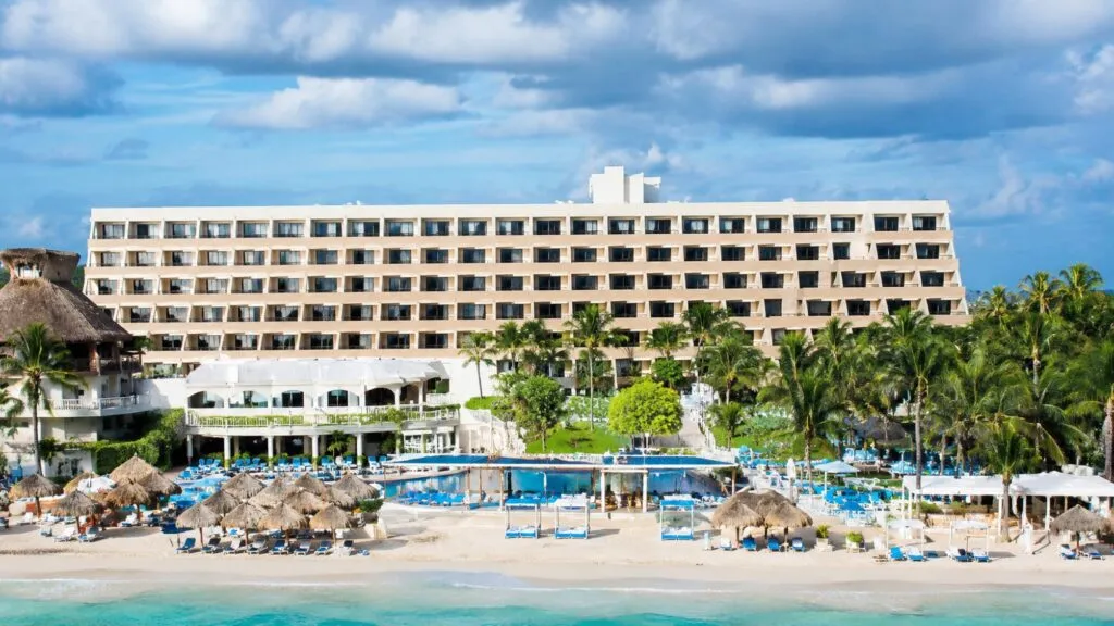 Remate judicial del hotel Golden Parnassus en Cancún tras fallo laboral por adeudos a trabajadores y obligaciones fiscales.