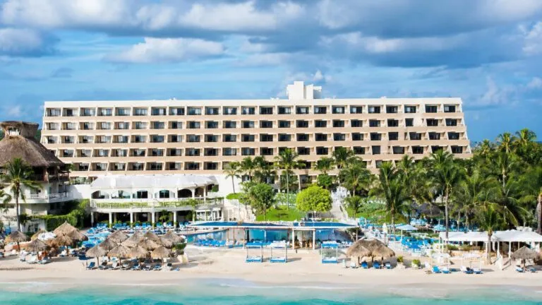 Remate judicial del hotel Golden Parnassus en Cancún tras fallo laboral por adeudos a trabajadores y obligaciones fiscales.