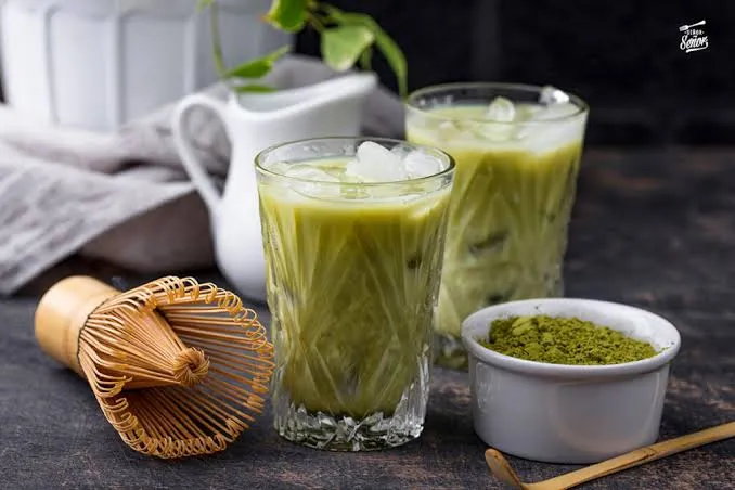 Matcha, la bebida japonesa que gana popularidad en cafeterías y tendencias de consumo saludable.