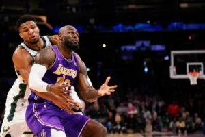Mercado NBA con fichajes, renovaciones y traspasos que fortalecen la estrategia deportiva y financiera.