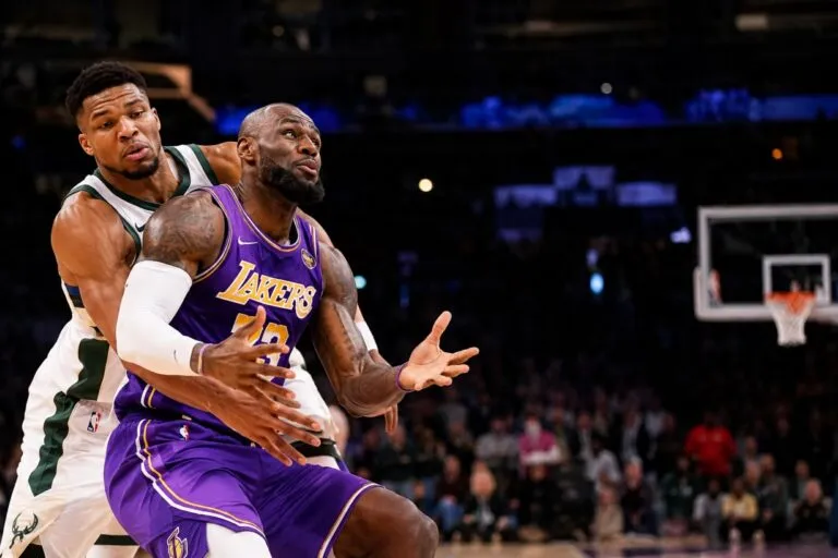 Mercado NBA con fichajes, renovaciones y traspasos que fortalecen la estrategia deportiva y financiera.