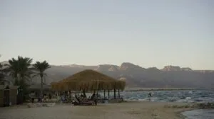 Playa San Benito con palapas vacías y baja afluencia turística que afecta las ventas de comerciantes en Chiapas
