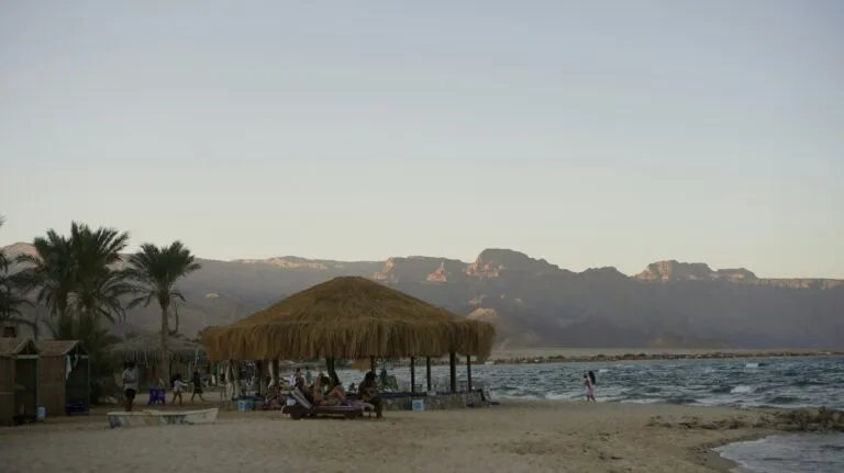 Playa San Benito con palapas vacías y baja afluencia turística que afecta las ventas de comerciantes en Chiapas