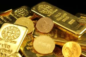 Oro rebota mientras el mercado espera el dato de inflación y nuevas señales de la Reserva Federal en Estados Unidos.