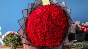 Ramo buchón con rosas y decoración premium elaborado por una florería.