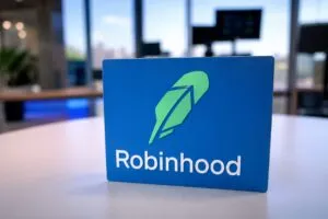 Mercados de predicción de Robinhood y Crypto.com fortalecen la oferta financiera en Estados Unidos.