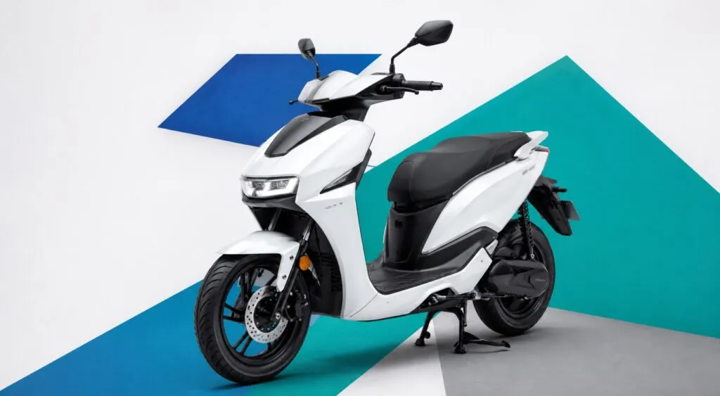 Scooters eléctricos premium con baterías modulares impulsan la movilidad eléctrica en mercados emergentes.