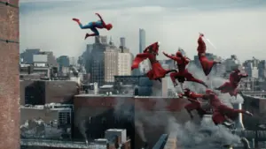 Fanáticos reunidos para el estreno de una película de Spider-Man en un cine.