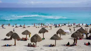 Familias disfrutando actividades de verano que impulsan el turismo y el comercio durante la temporada vacacional.