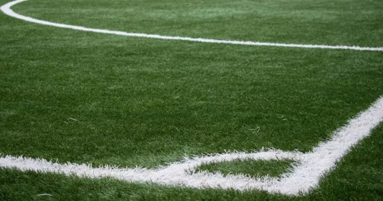 Víctor González Herrera remodelará 10 canchas de fútbol.