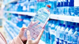 Botellas de agua de diferentes formatos representan el mercado del agua embotellada en México.