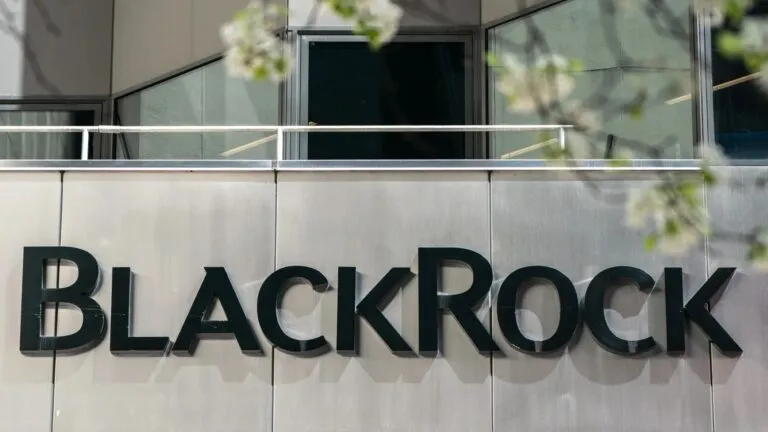 BlackRock prioriza bonos de corta duración ante la volatilidad, inflación y riesgos fiscales en los mercados de deuda