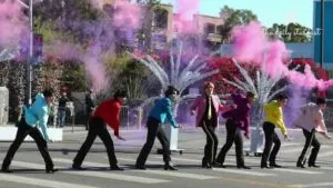 Crosswalk Musical de James Corden transformó un semáforo en una estrategia viral para promocionar películas y musicales.