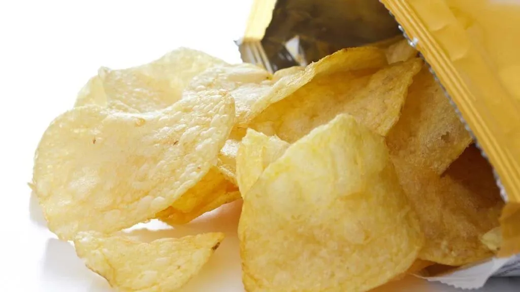 Papas fritas en México de distintas marcas que lideran el mercado nacional de botanas.