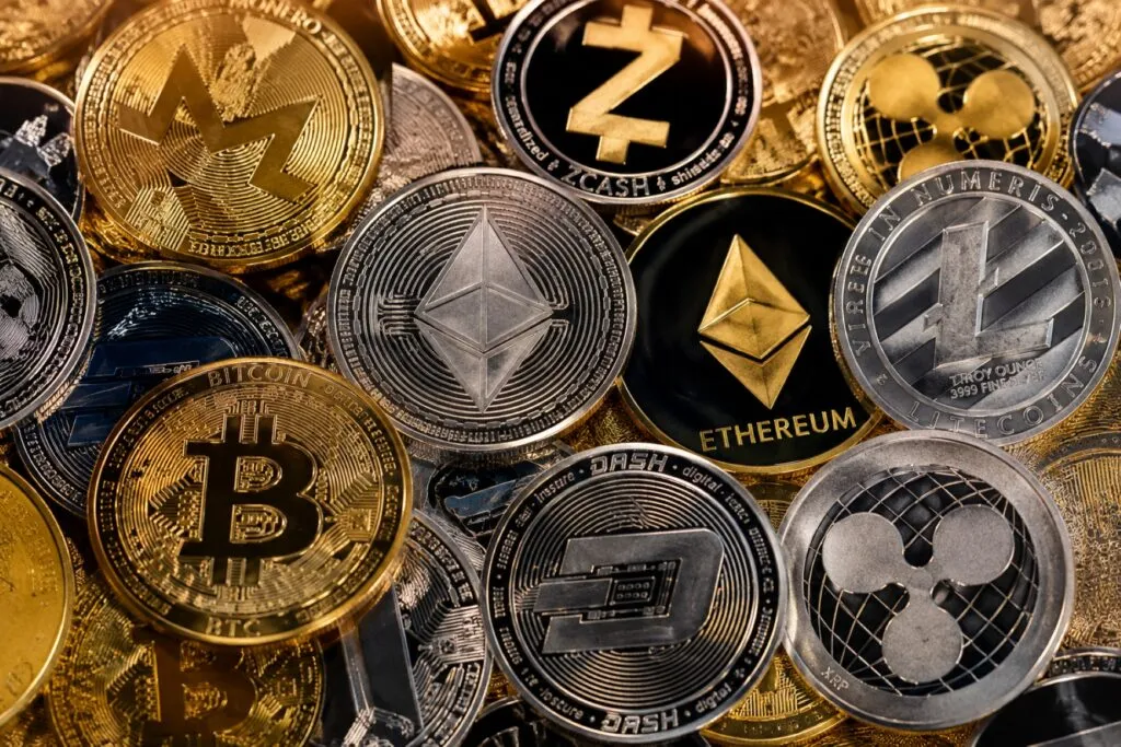 Mercado de criptomonedas con Bitcoin y Ethereum registrando movimientos moderados durante la jornada