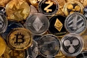 Mercado de criptomonedas con Bitcoin y Ethereum registrando movimientos moderados durante la jornada