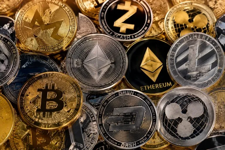 Mercado de criptomonedas con Bitcoin y Ethereum registrando movimientos moderados durante la jornada