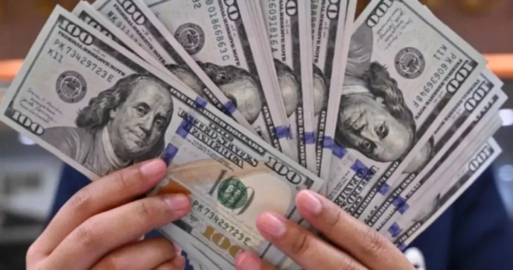 El dólar cerca de 17 pesos fortalece al peso mexicano y genera diferentes efectos para empresas y consumidores.