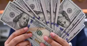 El dólar cerca de 17 pesos fortalece al peso mexicano y genera diferentes efectos para empresas y consumidores.