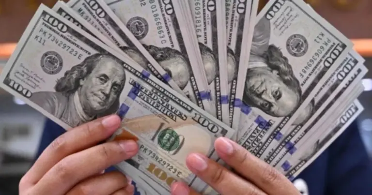 El dólar cerca de 17 pesos fortalece al peso mexicano y genera diferentes efectos para empresas y consumidores.