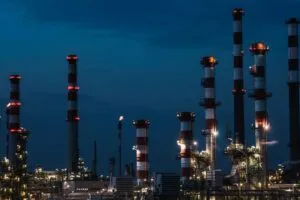 Precio del petróleo cae mientras los mercados evalúan las nuevas sanciones de Estados Unidos contra Irán