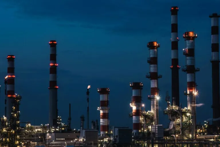 Precio del petróleo cae mientras los mercados evalúan las nuevas sanciones de Estados Unidos contra Irán
