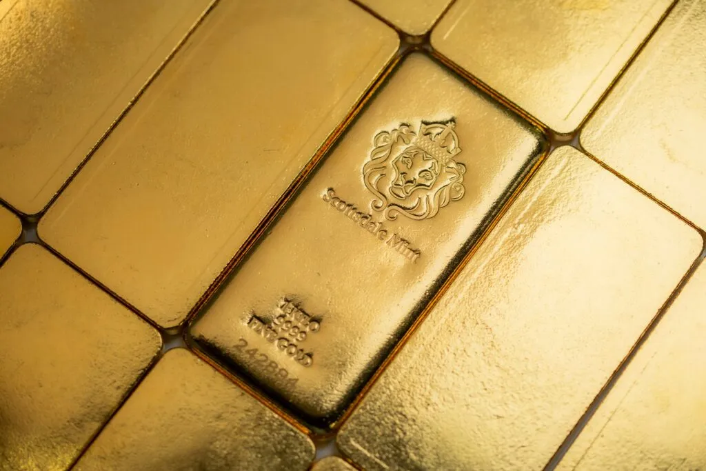 Precio del oro alcanza máximos de dos meses ante inflación de Estados Unidos y tensión con Irán