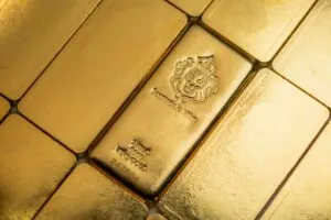Precio del oro alcanza máximos de dos meses ante inflación de Estados Unidos y tensión con Irán