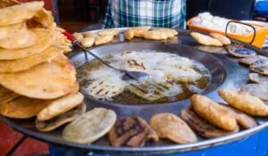 Puesto de garnachas mexicanas con sopes, gorditas y quesadillas recién preparadas.