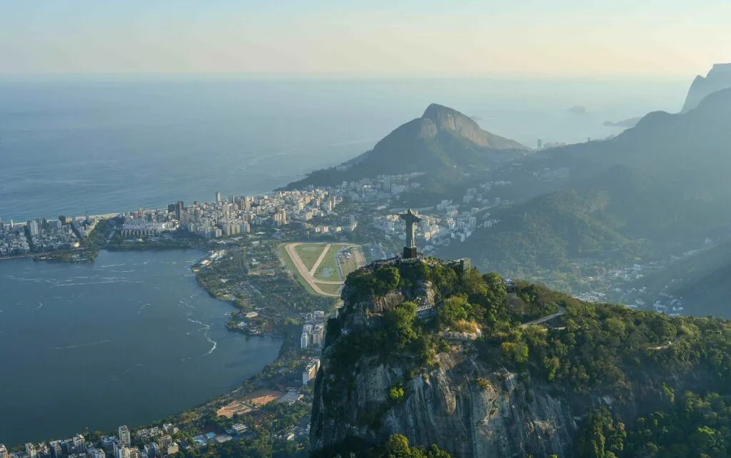 Inflación en Brasil baja a 4.44% y regresa al rango objetivo del Banco Central