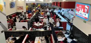 Johnny Rockets utiliza hamburguesas, malteadas y una estética de diner estadounidense como parte de su modelo comercial.