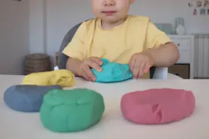 Plastilina sensorial con nuevas texturas y colores dentro del creciente mercado de juguetes sensoriales.