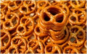 Pretzels horneados en distintas presentaciones que representan el crecimiento del mercado global de snacks.
