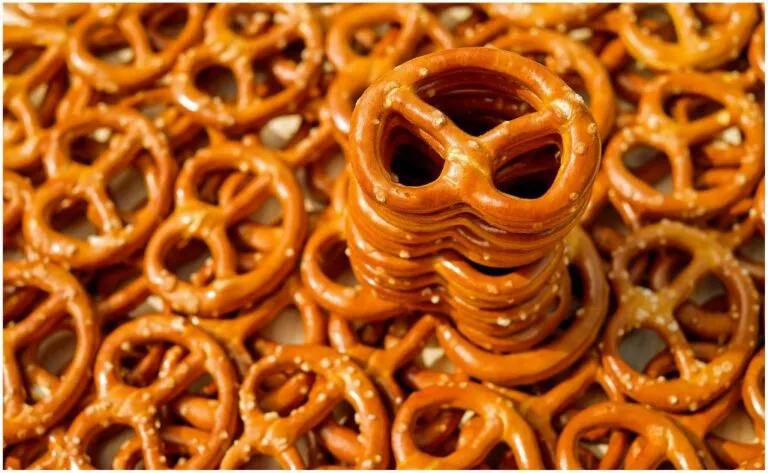 Pretzels horneados en distintas presentaciones que representan el crecimiento del mercado global de snacks.