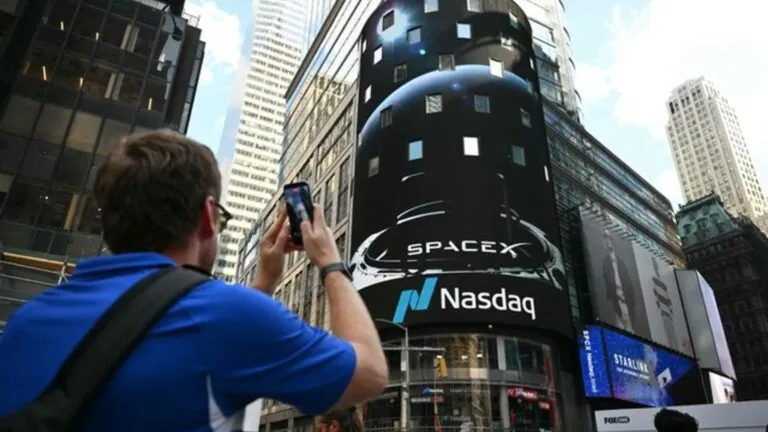 SpaceX registra una fuerte caída en bolsa mientras analistas mantienen expectativas de crecimiento