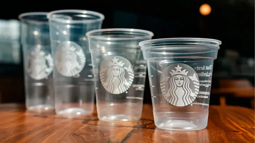Vasos de plástico Starbucks enfrentan cuestionamientos por reciclaje e impacto ambiental en Estados Unidos.