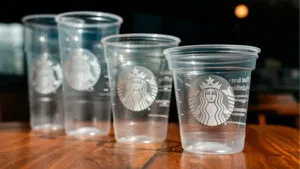 Vasos de plástico Starbucks enfrentan cuestionamientos por reciclaje e impacto ambiental en Estados Unidos.