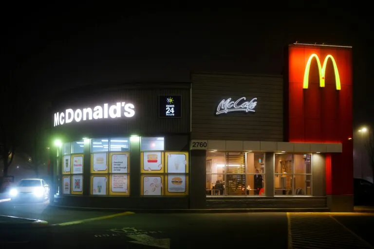 Acciones de McDonald’s caen en Wall Street ante precios más altos y señales de menor consumo en Estados Unidos.