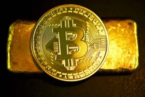 Bitcoin supera los 77 mil dólares mientras aumenta la atención sobre el mercado de activos digitales