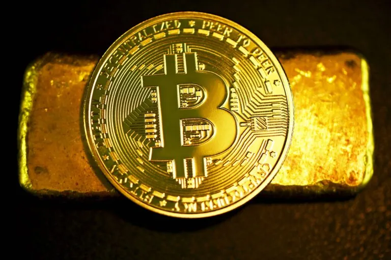 Bitcoin supera los 77 mil dólares mientras aumenta la atención sobre el mercado de activos digitales