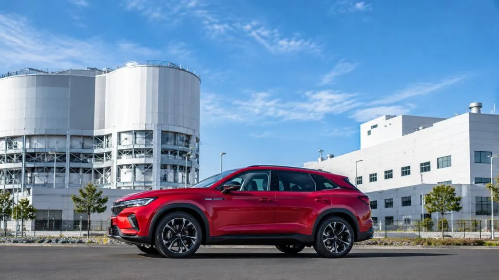 La transformación industrial de Volkswagen toma un nuevo rumbo en Alemania. La automotriz acordó los puntos principales para vender su planta de Osnabrück y convertirla gradualmente en un centro especializado en soluciones de seguridad y defensa. El acuerdo involucra a Aurelius Capital, firma de inversión con sede en Tel Aviv, y al estado alemán de Baja Sajonia. Ambas partes asumirían la propiedad de Volkswagen Osnabrück, con Aurelius como accionista mayoritario. Volkswagen cambia el futuro de su planta La producción de vehículos en Osnabrück terminará durante el verano de 2027. Volkswagen había decidido esta medida desde 2024 y ahora busca aprovechar la infraestructura industrial existente para darle una nueva actividad al complejo. El proyecto contempla una primera colaboración con Rafael Advanced Defense Systems, empresa israelí especializada en tecnología de defensa. La alianza podría producir sistemas y componentes para defensa aérea destinados a Alemania y otros mercados europeos. La operación también tiene un componente laboral importante. La nueva estructura busca mantener la mayoría de los empleos actuales y conservar el conocimiento técnico acumulado durante décadas en producción, calidad e industrialización. Volkswagen señala que más de 1,200 trabajadores tendrían una perspectiva laboral en el nuevo proyecto. No te pierdas: Prada presenta un perfume afrutado para este otoño Una nueva etapa para la industria alemana El cambio refleja una tendencia empresarial más amplia en Europa. Algunas instalaciones industriales vinculadas al sector automotriz comienzan a buscar nuevos negocios ante los costos elevados, la transformación hacia vehículos eléctricos y la mayor competencia internacional. Además, el gobierno de Baja Sajonia considera que la reconversión puede fortalecer la capacidad industrial europea en seguridad y defensa. La estrategia también busca mantener empleos especializados y aprovechar instalaciones que ya cuentan con infraestructura y personal capacitado; El cierre definitivo de la operación todavía depende de acuerdos finales, aprobaciones corporativas y revisiones regulatorias. Por ello, los detalles sobre inversiones, calendario y producción futura aún pueden cambiar.