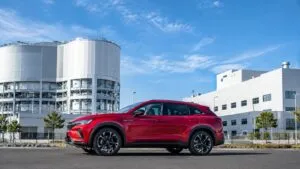 La transformación industrial de Volkswagen toma un nuevo rumbo en Alemania. La automotriz acordó los puntos principales para vender su planta de Osnabrück y convertirla gradualmente en un centro especializado en soluciones de seguridad y defensa. El acuerdo involucra a Aurelius Capital, firma de inversión con sede en Tel Aviv, y al estado alemán de Baja Sajonia. Ambas partes asumirían la propiedad de Volkswagen Osnabrück, con Aurelius como accionista mayoritario. Volkswagen cambia el futuro de su planta La producción de vehículos en Osnabrück terminará durante el verano de 2027. Volkswagen había decidido esta medida desde 2024 y ahora busca aprovechar la infraestructura industrial existente para darle una nueva actividad al complejo. El proyecto contempla una primera colaboración con Rafael Advanced Defense Systems, empresa israelí especializada en tecnología de defensa. La alianza podría producir sistemas y componentes para defensa aérea destinados a Alemania y otros mercados europeos. La operación también tiene un componente laboral importante. La nueva estructura busca mantener la mayoría de los empleos actuales y conservar el conocimiento técnico acumulado durante décadas en producción, calidad e industrialización. Volkswagen señala que más de 1,200 trabajadores tendrían una perspectiva laboral en el nuevo proyecto. No te pierdas: Prada presenta un perfume afrutado para este otoño Una nueva etapa para la industria alemana El cambio refleja una tendencia empresarial más amplia en Europa. Algunas instalaciones industriales vinculadas al sector automotriz comienzan a buscar nuevos negocios ante los costos elevados, la transformación hacia vehículos eléctricos y la mayor competencia internacional. Además, el gobierno de Baja Sajonia considera que la reconversión puede fortalecer la capacidad industrial europea en seguridad y defensa. La estrategia también busca mantener empleos especializados y aprovechar instalaciones que ya cuentan con infraestructura y personal capacitado; El cierre definitivo de la operación todavía depende de acuerdos finales, aprobaciones corporativas y revisiones regulatorias. Por ello, los detalles sobre inversiones, calendario y producción futura aún pueden cambiar.