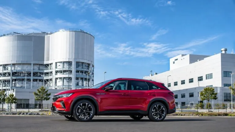 La transformación industrial de Volkswagen toma un nuevo rumbo en Alemania. La automotriz acordó los puntos principales para vender su planta de Osnabrück y convertirla gradualmente en un centro especializado en soluciones de seguridad y defensa. El acuerdo involucra a Aurelius Capital, firma de inversión con sede en Tel Aviv, y al estado alemán de Baja Sajonia. Ambas partes asumirían la propiedad de Volkswagen Osnabrück, con Aurelius como accionista mayoritario. Volkswagen cambia el futuro de su planta La producción de vehículos en Osnabrück terminará durante el verano de 2027. Volkswagen había decidido esta medida desde 2024 y ahora busca aprovechar la infraestructura industrial existente para darle una nueva actividad al complejo. El proyecto contempla una primera colaboración con Rafael Advanced Defense Systems, empresa israelí especializada en tecnología de defensa. La alianza podría producir sistemas y componentes para defensa aérea destinados a Alemania y otros mercados europeos. La operación también tiene un componente laboral importante. La nueva estructura busca mantener la mayoría de los empleos actuales y conservar el conocimiento técnico acumulado durante décadas en producción, calidad e industrialización. Volkswagen señala que más de 1,200 trabajadores tendrían una perspectiva laboral en el nuevo proyecto. No te pierdas: Prada presenta un perfume afrutado para este otoño Una nueva etapa para la industria alemana El cambio refleja una tendencia empresarial más amplia en Europa. Algunas instalaciones industriales vinculadas al sector automotriz comienzan a buscar nuevos negocios ante los costos elevados, la transformación hacia vehículos eléctricos y la mayor competencia internacional. Además, el gobierno de Baja Sajonia considera que la reconversión puede fortalecer la capacidad industrial europea en seguridad y defensa. La estrategia también busca mantener empleos especializados y aprovechar instalaciones que ya cuentan con infraestructura y personal capacitado; El cierre definitivo de la operación todavía depende de acuerdos finales, aprobaciones corporativas y revisiones regulatorias. Por ello, los detalles sobre inversiones, calendario y producción futura aún pueden cambiar.