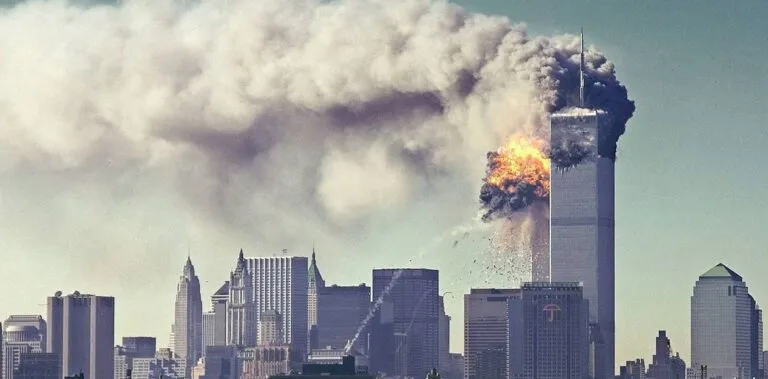 Memorial del 11 de septiembre y One World Trade Center en Nueva York a 25 años del 9/11.