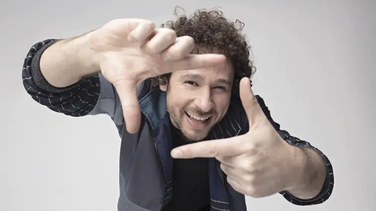 El caso de Luisito Comunica abre el debate sobre el uso comercial de rostros y voces clonados mediante inteligencia artificial.