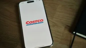 Costco registra un sólido crecimiento de ventas, tráfico de compradores y operaciones digitales durante agosto de 2026 Prompt para generar la imagen: Imagen editorial financiera