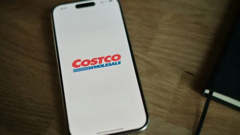 Costco registra un sólido crecimiento de ventas, tráfico de compradores y operaciones digitales durante agosto de 2026 Prompt para generar la imagen: Imagen editorial financiera