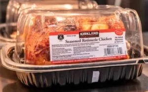 Costco mantiene su famoso pollo rostizado Kirkland en 4.99 dólares en Estados Unidos. Detrás de ese precio existe una estrategia que explica buena parte de la filosofía del club: ofrecer productos que hagan sentir que pagar la membresía vale la pena.
