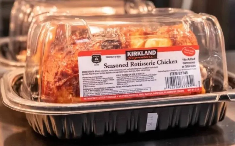 Costco mantiene su famoso pollo rostizado Kirkland en 4.99 dólares en Estados Unidos. Detrás de ese precio existe una estrategia que explica buena parte de la filosofía del club: ofrecer productos que hagan sentir que pagar la membresía vale la pena.