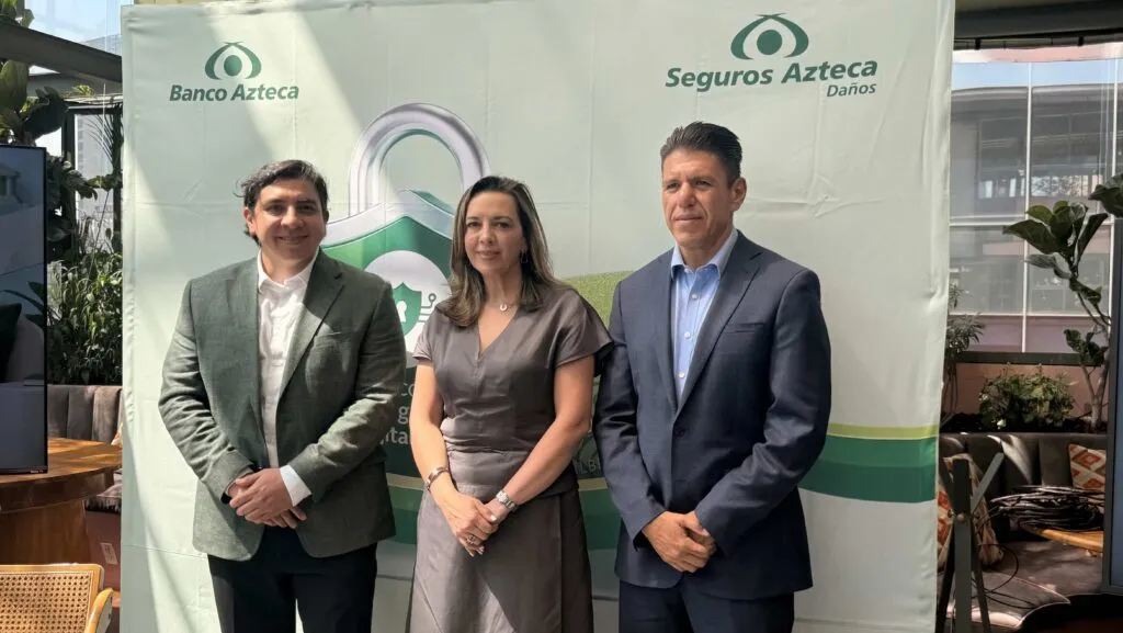 Representantes de Banco Azteca y Seguros Azteca durante la presentación de protección contra fraudes digitales.